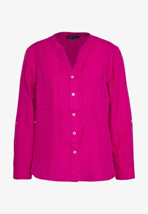 Chemise rose vif à manches longues avec boutons, deux poches poitrine et un col rond avec une petite encoche.
