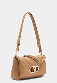 Bolso de cuero marrón claro con forma estructurada, que presenta un acento de cadena dorada, un logotipo ovalado y una correa de hombro ajustable.