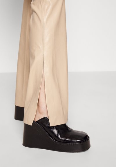 Alice + Olivia TEENY PANT - Παντελόνι - almond