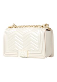 Borsa a tracolla bianca trapuntata con motivo a zigzag, tracolla in catena dorata e dettaglio del logo. Realizzata in materiale lucido con una forma rettangolare strutturata.