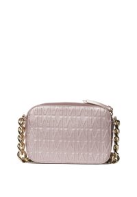 Roze rechthoekige crossbody tas met een reliëf monogram patroon, een gladde textuur en een kettinghengsel in goudkleur. Ritssluiting aan de bovenkant.