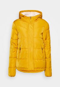 Veste matelassée jaune avec capuche, dotée d'une fermeture zippée à l'avant, de deux poches latérales et d'une doublure intérieure douce et texturée. Finition extérieure lisse.