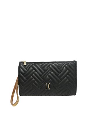 Clutch nera trapuntata con motivo intrecciato, zip dorata, logo dorato sul davanti e cinturino da polso in pelle marrone con motivo in rilievo.