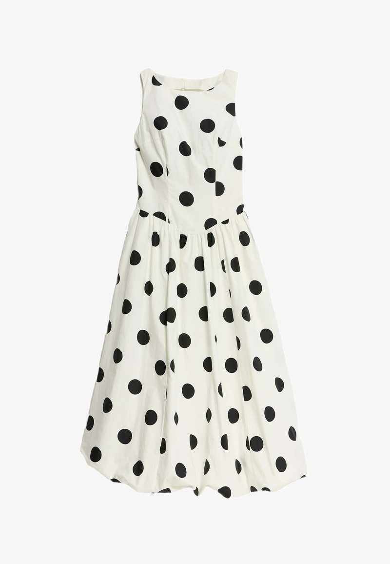 Biała sukienka bez rękawów z dużymi czarnymi kropkami, dopasowana w talii, z rozkloszowanym dołem i marszczeniami w talii.
