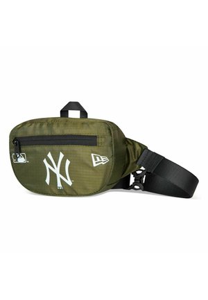 Riñonera de tela verde oliva con acentos negros, con un bolsillo con cremallera, logo blanco de los New York Yankees y correa ajustable.