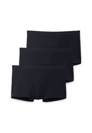 Trzy pary prostych czarnych męskich bokserek ułożonych w stos, z elastycznymi pasami i szwami z przodu, na białym tle.