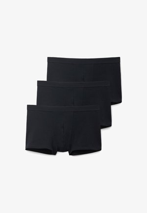 Trzy pary prostych czarnych męskich bokserek ułożonych w stos, z elastycznymi pasami i szwami z przodu, na białym tle.
