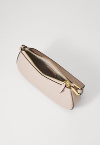 Világos bézs bőrből készült, textúrált felületű clutch táska, felső cipzárral, arany színű fém kiegészítőkkel és barna díszítéssel a cipzáron. Nyitott felső nézet.