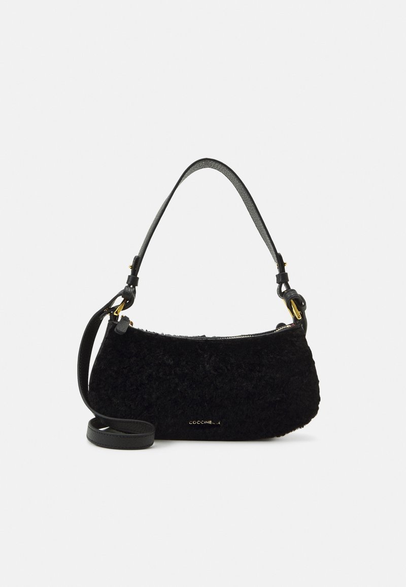 Petit sac à main noir avec tissu texturé, fermeture éclair dorée, bretelles courtes et longues réglables, et logo subtil de la marque en or sur le devant.