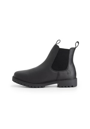 Zwarte leren Chelsea-boot met elastische zijpaneel, trekriemen bij de enkel en een robuuste zool voor grip, getoond op een witte achtergrond.