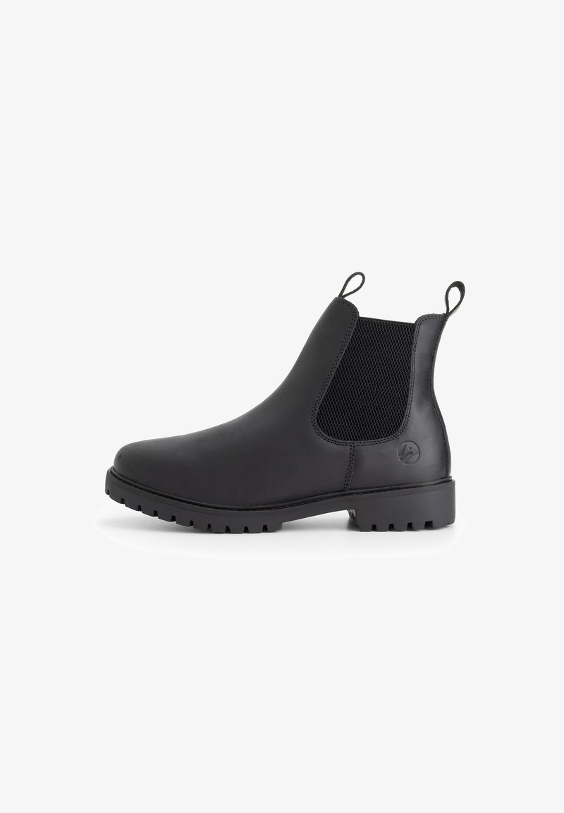 Zwarte leren Chelsea-boot met elastische zijpaneel, trekriemen bij de enkel en een robuuste zool voor grip, getoond op een witte achtergrond.