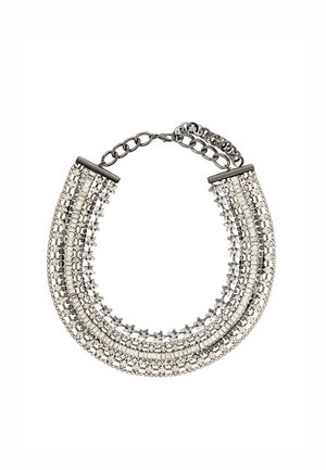Srebrna choker z wieloma rzędami cyrkonii i małymi akcentami w kształcie gwiazd, zakończona zapięciem na łańcuszek.