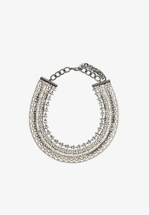 Srebrna choker z wieloma rzędami cyrkonii i małymi akcentami w kształcie gwiazd, zakończona zapięciem na łańcuszek.