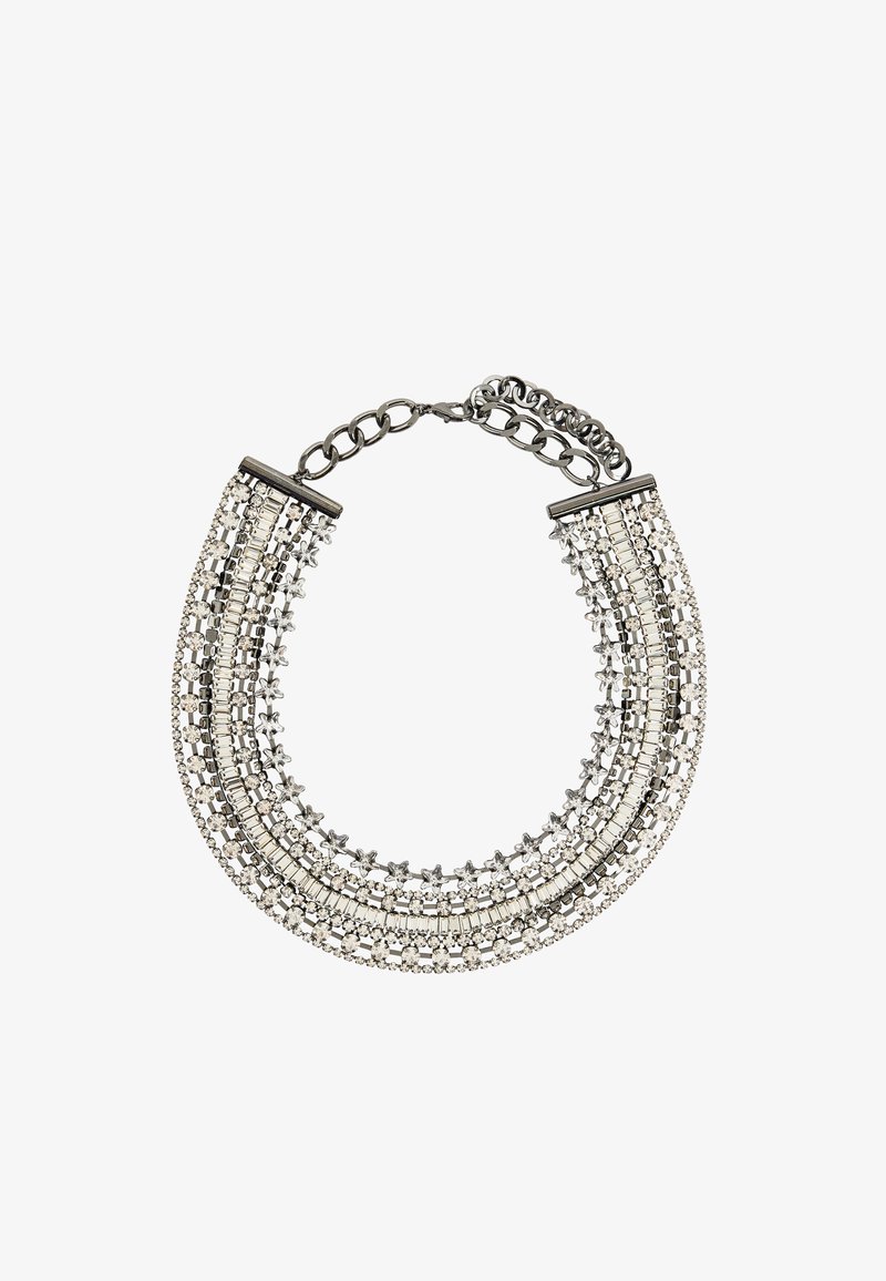 Srebrna choker z wieloma rzędami cyrkonii i małymi akcentami w kształcie gwiazd, zakończona zapięciem na łańcuszek.