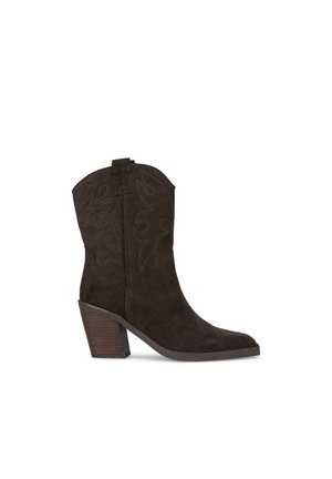 Bottines de cowboy en daim brun avec des coutures décoratives, un bout pointu et un talon empilé. Dispose d'une languette pour un enfilage facile.