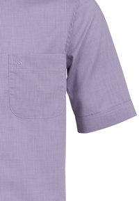 Camicia a maniche corte in tessuto viola chiaro, con un motivo a scacchi, taschino sul petto e un piccolo logo ricamato sopra la tasca.