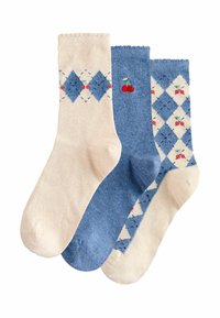 Drei Paar Socken: ein cremefarbenes Paar mit blauem Diamantmuster und Kirschen, ein einfarbiges hellblaues Paar, und ein gestreiftes blaues Paar mit Diamanten und Kirschen.