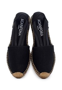 Czarne espadryle z płótna z elastycznymi paskami, jutowymi akcentami na podeszwie oraz zaokrąglonym noskiem. Widoczne logo "ACANFORA SORRENTO" wewnątrz.