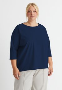 Navy-blaues, oversized T-Shirt mit rundem Halsausschnitt und Dreiviertelärmeln, aus glattem Stoff, mit entspannter Passform.