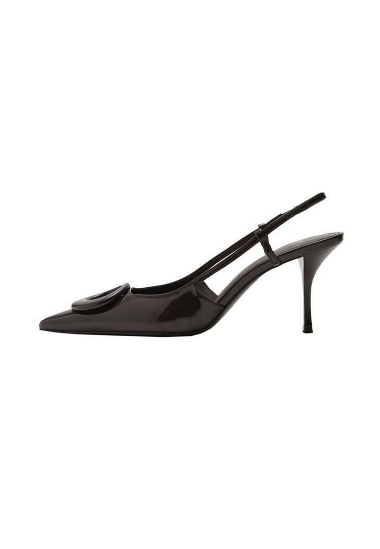 Čierne lakované slingback topánky s prednou časťou do špica, minimalistický dizajn, malý obľúkový akcent na nártovej časti a štíhla podpätok.