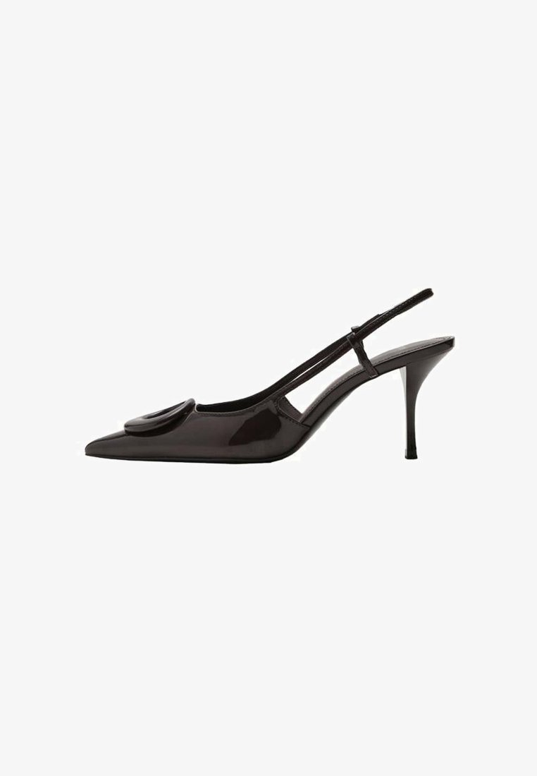 Escarpin en cuir verni noir avec un bout pointu, un design minimaliste, un petit accent circulaire sur l'empeigne et un talon fin.