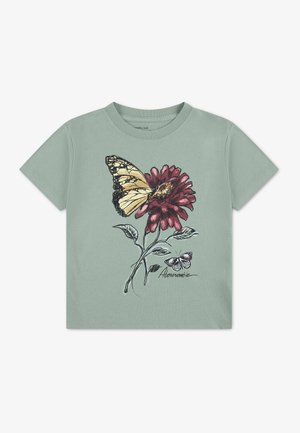 Lysegrøn børnet-shirt med en sommerfugl, der sidder på en lyserød blomst, og en mindre sommerfugl nedenunder, med teksten "Abercrombie".