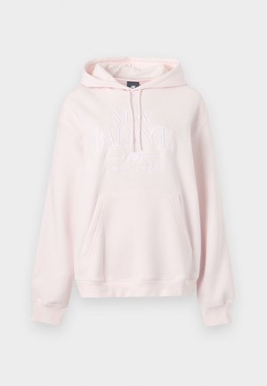 Gaiši rozā New Balance džemperis ar kabatu priekšpusē, kapuci ar auklu un baltu reljefu "New Balance Athletics" logotipu krūtīs.