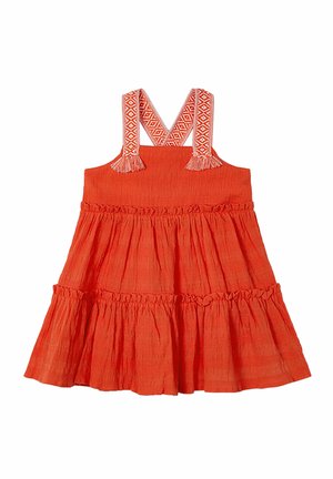 Abito in cotone arancione con due spalline intrecciate che presenta un motivo geometrico e frange. Include una gonna arricciata a strati.