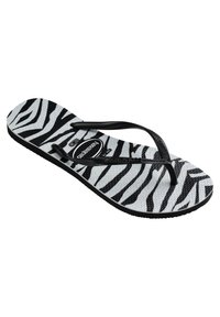 Infradito a strisce zebrate con una suola in gomma nera e cinghie nere, caratterizzati da una superficie testurizzata su uno sfondo grigio.