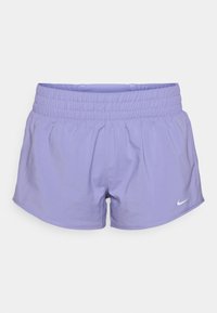 Lila sportshorts med elastisk midja. Tillverkade av lättviktsmaterial, med en liten vit Nike-logotyp på vänster underkant.
