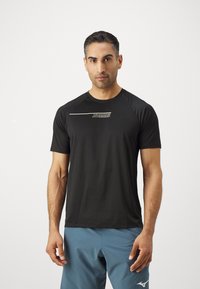 Zwarte sportieve t-shirt met korte mouwen en ronde hals, voorzien van een wit horizontaal logo op de borst en een gladde, lichtgewicht stof.