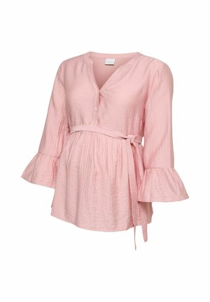 Blouse de maternité rose en tissu texturé, manches cloche 3/4, col en V boutonné, et ceinture nouée sur le côté à la taille.