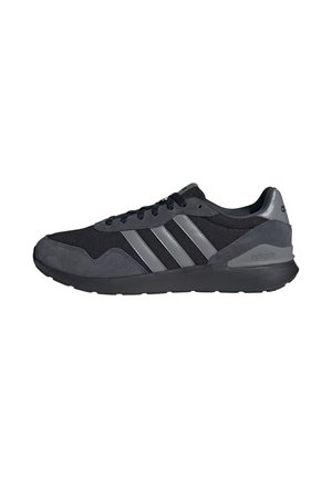 Sneaker Adidas nero e grigio scuro con strisce grigie, dettagli in camoscio, chiusura con lacci e suola ammortizzata, mostrata in profilo laterale.