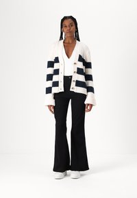 Tommy Jeans FLAG - Chaqueta de punto - ancient white