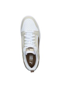 Sneakers Puma con tomaia in pelle bianca, accenti beige e dettagli marroni. Presentano un'area della punta perforata e lacci piatti bianchi.