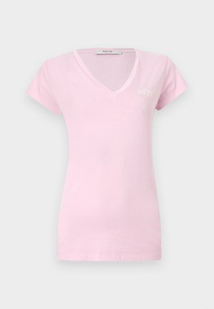 Šviesiai rožinė trumpomis rankovėmis V formos kaklo marškinėliai su „REPLAY“ logotipu išsiuvinėtu kairėje krūtinės pusėje, pateikti ant paprasto fono.