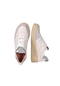 Sneakers bianchi in pelle con accenti in suede grigio, un tassello sul tallone di un blu pallido, punta perforata e suola in gomma beige. Chiusura con lacci e dettaglio del logo.