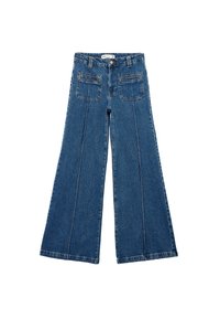 Jeans de mezclilla azul de pierna ancha que presentan una cintura alta, cierre de botón, dos bolsillos traseros y costura visible a lo largo de las costuras delanteras.