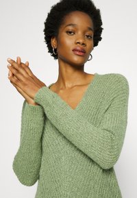 JDY JDYNEW MEGAN NOOS - Camisola - basil