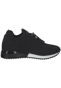 Zapato deportivo negro con parte superior de malla tejida, detalles texturizados, acentos reflectantes y una suela acolchada para mayor comodidad.
