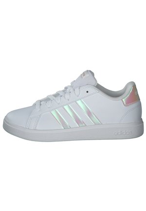 Witte Adidas lage sneaker met iriserende drie strepen en hieltab, witte veters en een gestructureerde zool.