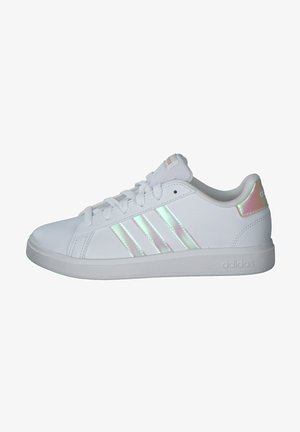 Biały niski sneaker marki Adidas z iryzującymi trzema paskami i zakładką na pięcie, białe sznurówki oraz teksturowana podeszwa.