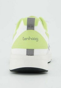 Bílé tenisky s texturovaným svrškem, zelenými a šedými akcenty, zaoblenou špičkou a silnou bílou podešví. Na patě je logo 'tenhaag'.