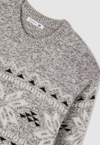 Maglione grigio a maglia con scollatura rotonda, caratterizzato da un motivo geometrico bianco e nero a contrasto. L'etichetta riporta "Terranova" e la taglia "XL."