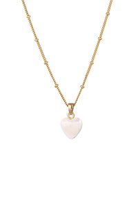 Guldkæde med en hjerteformet vedhæng lavet af hvid sten, glat tekstur med subtil glans, låsedetalje synlig.