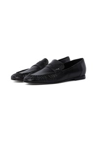 Mocasini din piele neagră cu un finisaj moale, cusături asemănătoare mocasinelor și o talpă plată. Design minimalist cu un accent decorativ pe lateral.