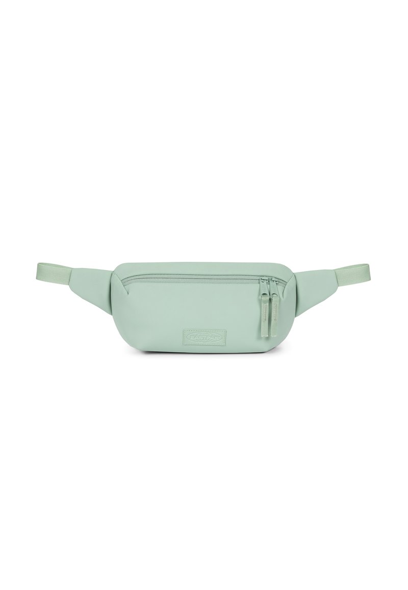 Marsupio verde chiaro realizzato in materiale liscio, con una tasca frontale con zip, patch con logo e cinturini regolabili su ciascun lato.