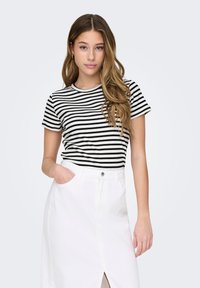 T-shirt rayé noir et blanc avec un col rond, des manches courtes, associé à une jupe blanche avec une fente devant et des poches latérales.