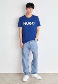HUGO DULIVIO - Nyomott mintás póló - medium blue