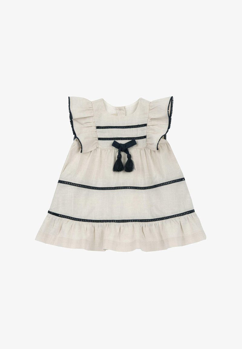 Robe beige clair avec de courtes manches volantes, accents rayés navy et ourlet froncé. Présente un nœud décoratif et des franges à l'avant.